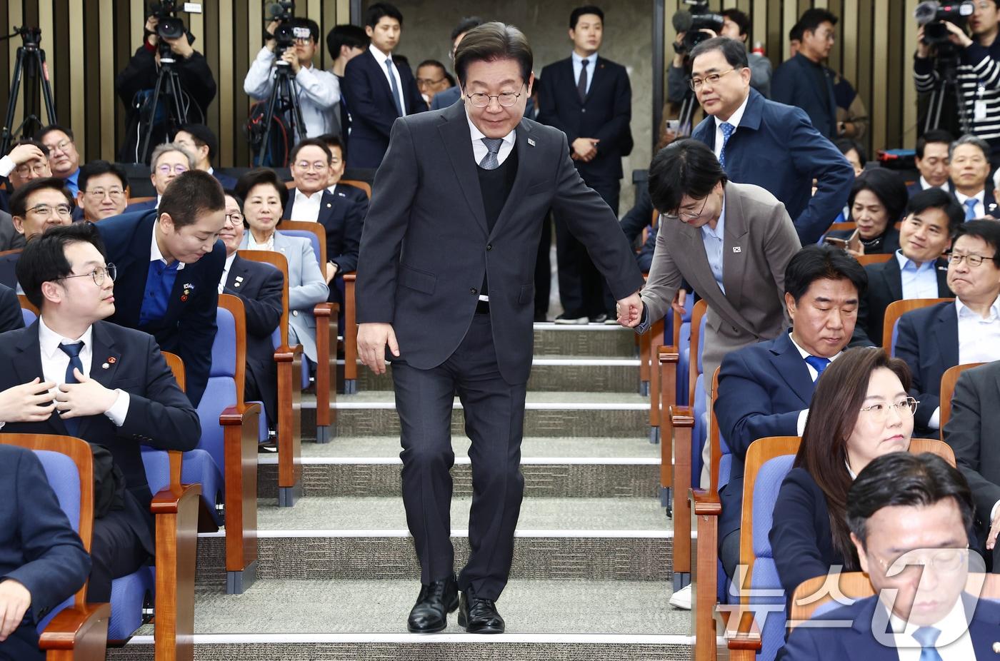 본문 이미지 - 이재명 더불어민주당 대표가 4일 오후 서울 여의도 국회에서 열린 의원총회에 참석하며 동료 의원들과 인사하고 있다. 2025.4.4/뉴스1 ⓒ News1 김민지 기자