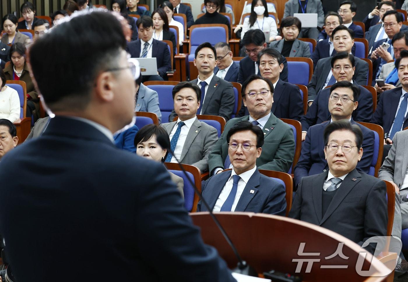 이재명 더불어민주당 대표가 4일 오후 서울 여의도 국회에서 열린 의원총회에서 박찬대 워내대표의 발언을 듣고 있다. 2025.4.4/뉴스1 ⓒ News1 김민지 기자
