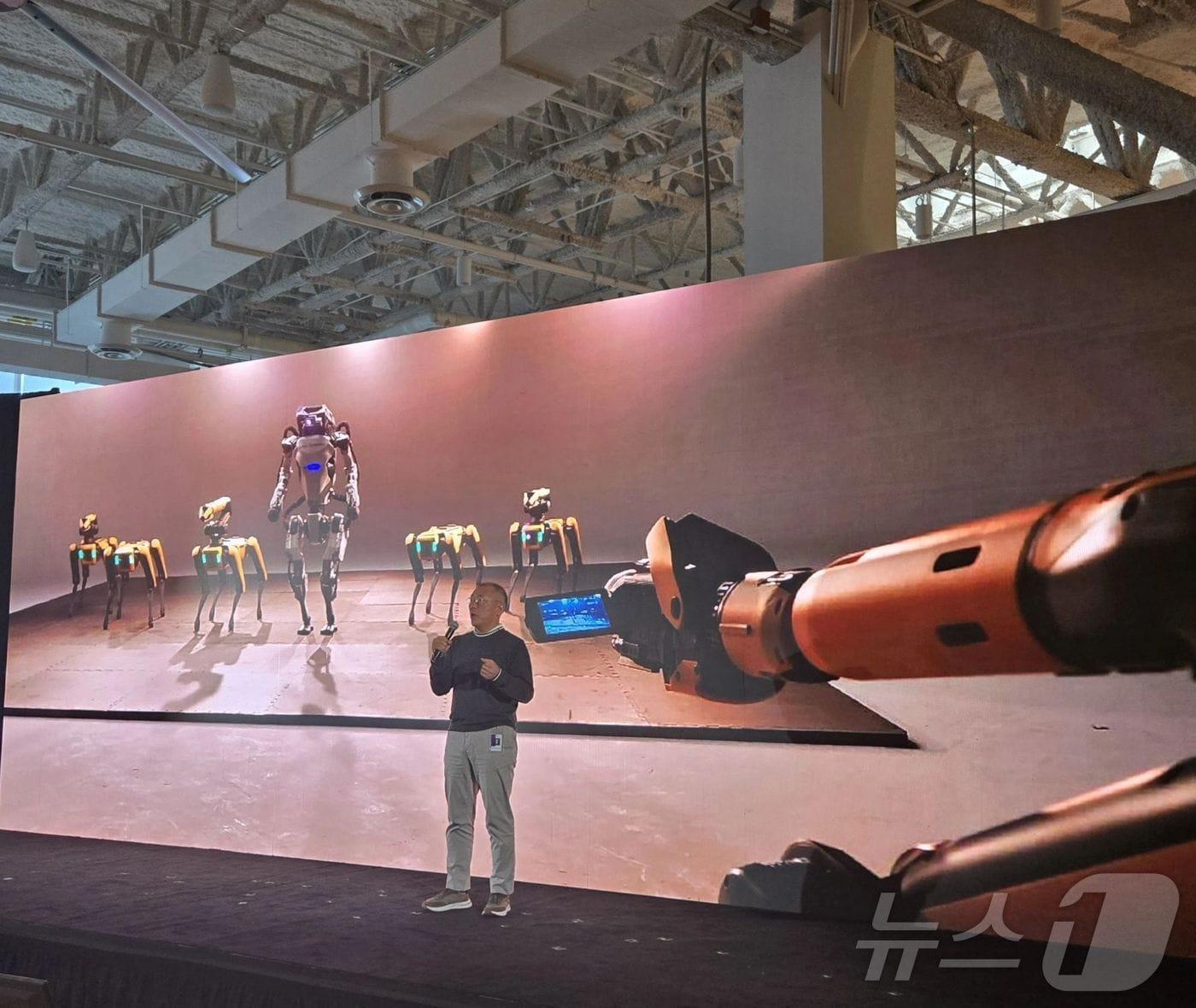 본문 이미지 -  정의선 현대차그룹 회장이 지난달 27일(현지시간) 미국 매사추세츠주 월섬에 있는 로봇 계열사 스턴 다이내믹스 본사에서 열린 임직원 대상 타운홀 미팅에 참석해 비전을 공유했다.(마크 테어만 보스턴 다이내믹스 CSO 링크드인 갈무리)