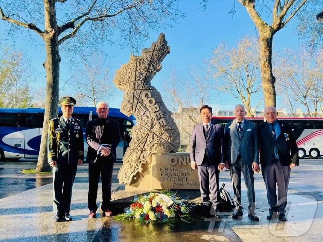 본문 이미지 - 전진선 경기 양평군수(사진 오른쪽에서 세 번째)가 3일 프랑스 파리에서   6·25전쟁 참전 프랑스군의 희생을 기리고 기념사진을 찍고 있다.(양평군 제공, 재판매 및 DB 금지)/뉴스1