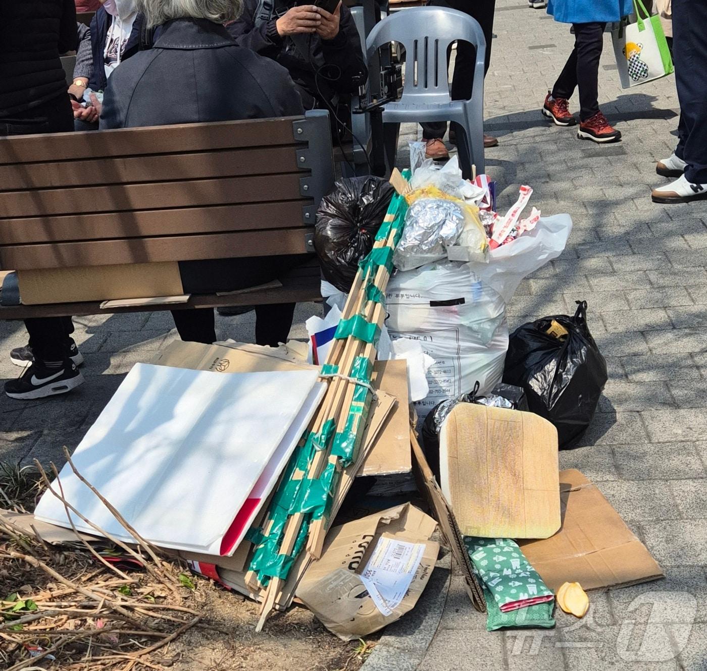 본문 이미지 - 4일 서울 용산구 한남동에서 열린 탄핵 집회가 끝난 자리에 참가자들이 버리고 간 쓰레기가 재활용되지 않은 채 놓여있다. 2025.4.4/뉴스1 ⓒ News1 조유리 기자