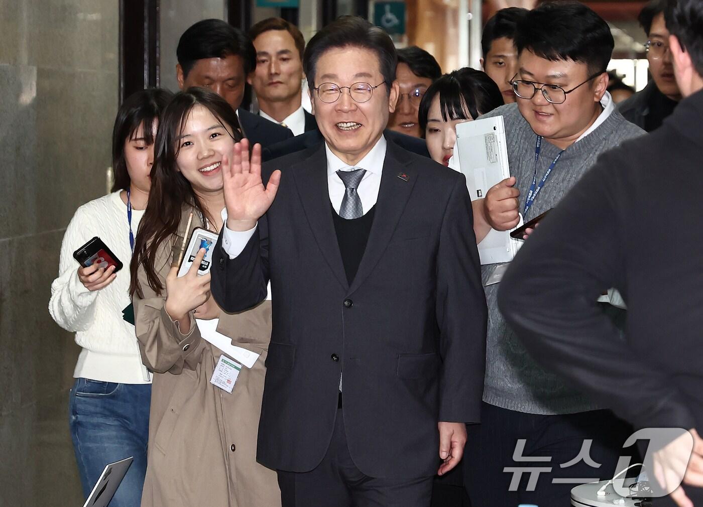 본문 이미지 - 이재명 더불어민주당 대표가 4일 오후 서울 여의도 국회에서 열린 본회의를 마친 뒤 당대표실로 향하고 있다. 2025.4.4/뉴스1 ⓒ News1 김민지 기자