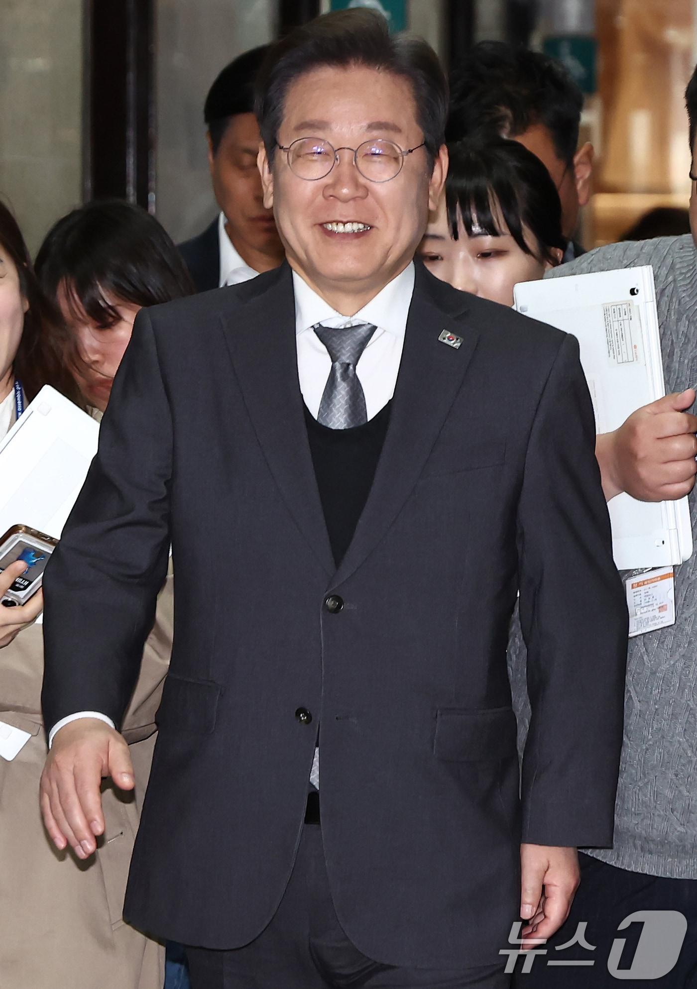 본문 이미지 - 이재명 더불어민주당 대표가 4일 오후 서울 여의도 국회에서 열린 본회의를 마친 뒤 당대표실로 향하고 있다. 2025.4.4/뉴스1 ⓒ News1 김민지 기자