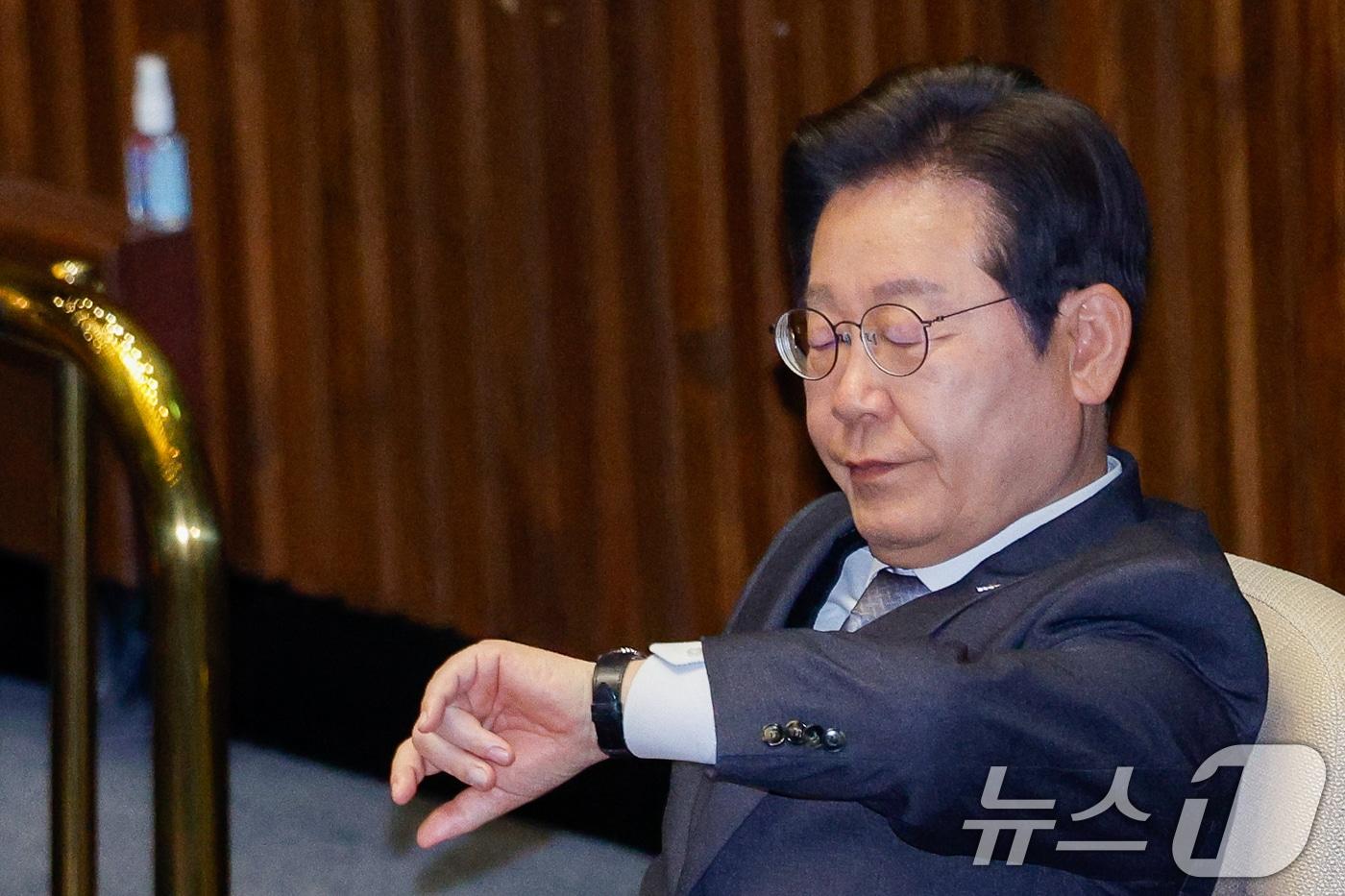 이재명 더불어민주당 대표가 4일 오후 서울 여의도 국회에서 열린 제424회국회&#40;임시회&#41; 제1차 본회의에서 시계를 확인하고 있다. 2025.4.4/뉴스1 ⓒ News1 안은나 기자