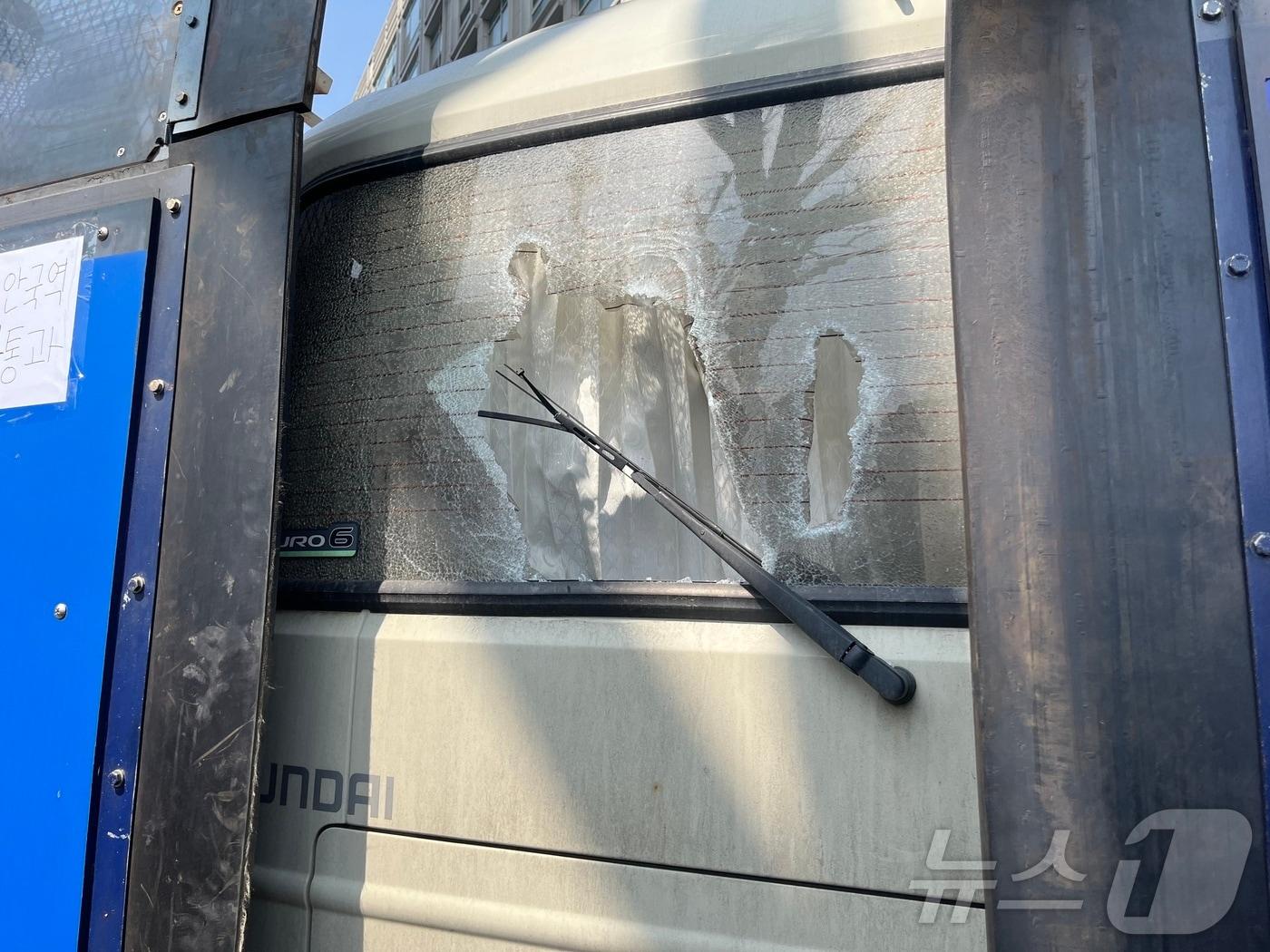 본문 이미지 - 탄핵 인용 직후인 오전 11시 30분쯤 안국역 5번 출구 일대에서 20대로 보이는 윤 대통령 지지자가 곤봉으로 경찰버스 창문을 파손했다.2025.4.4/뉴스1 ⓒ News1 김종훈 기자