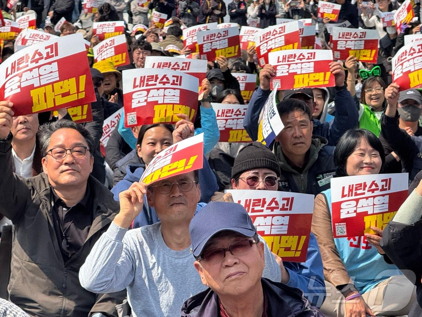 본문 이미지 - 헌법재판소가 대통령 윤석열 파면을 선고한 4일 오전 전북자치도 전주시 객사 앞에 모인 시민들이 스크린에서 생중계되는 탄핵심판 선고 장면에 집중하고 있다.2025.4.4/뉴스1 장수인 기자