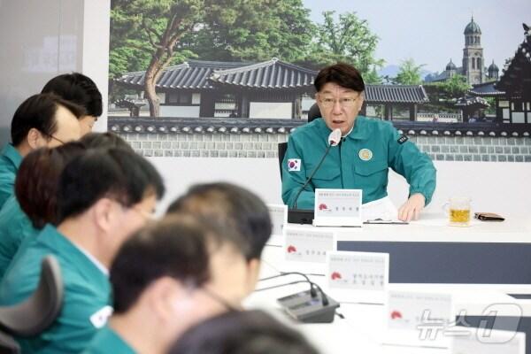 본문 이미지 - 우범기 전주시장이 4일 긴급간부회의를 갖고 흔들림 없는 시정업무 수행을 당부했다.&#40;전주시 제공, 재판매 및 DB 금지&#41;/뉴스1