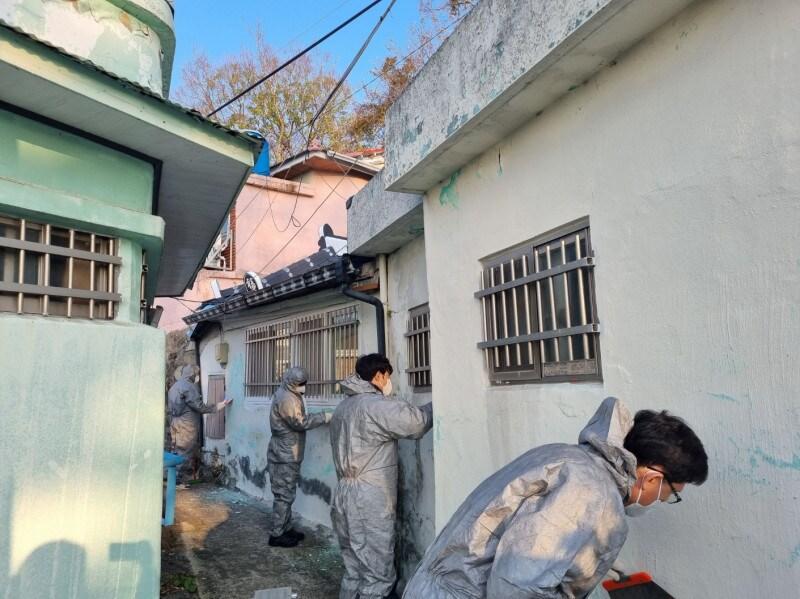 본문 이미지 -  지난해 한숲봉사단 활동 시 시설수리 봉사를 진행하는 모습(DL케미칼 제공)