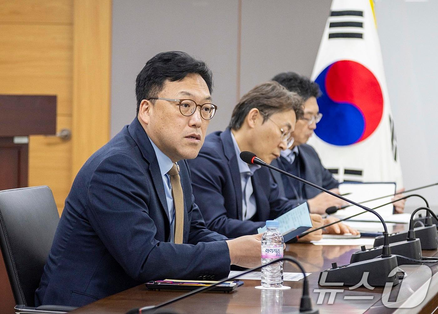 본문 이미지 - 김병환 금융위원장이 지난 4일 오후 서울 종로구 정부서울청사에서 상호관세 부과조치, 헌법재판소의 탄핵심판 선고 등에 따른 금융시장 변동성 관련해서 직원들에게 당부사항을 전하고 있다. (금융위원회 제공. 재판매 및 DB 금지) 2025.4.4/뉴스1