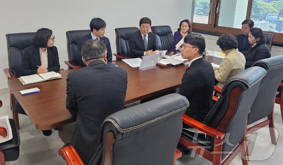 본문 이미지 - 김광수 제주교육감이 4일 윤석열 대통령 탄핵 결정 직후 긴급 간부회의를 주재하고 있다.(도교육청 제공. 재판매 및 DB 금지)