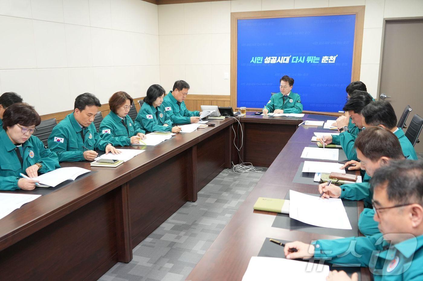 강원 춘천시, 대통령 탄핵 선고 관련 국·소장 긴급 비상대책 회의.(춘천시 제공, 재판매 및 DB금지)