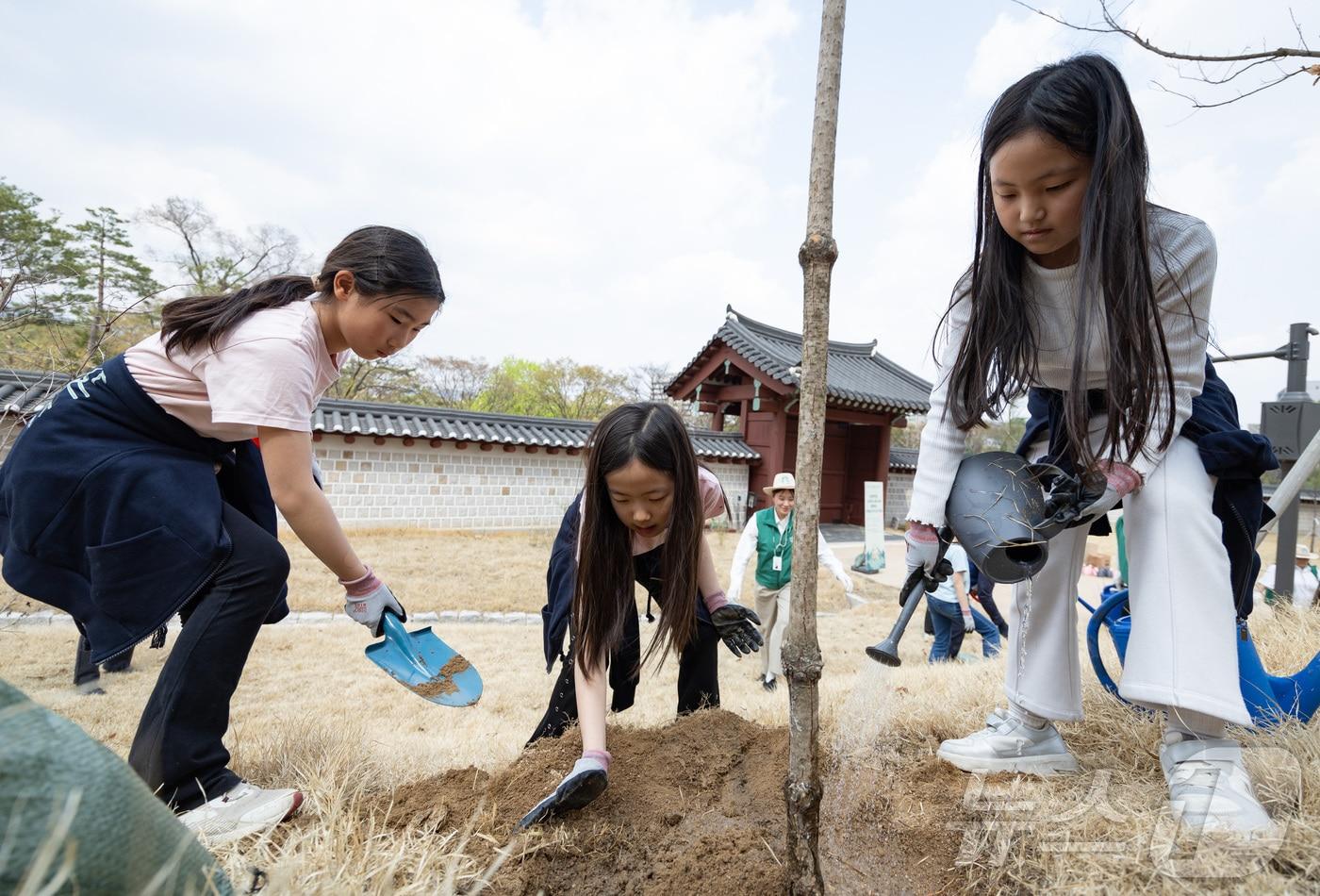식목일인 5일 오후 서울 종로구 종묘에서 운현초등학교 3학년 학생들이 나무를 식재하고 있다. 2024.4.5/뉴스1 ⓒ News1 이재명 기자