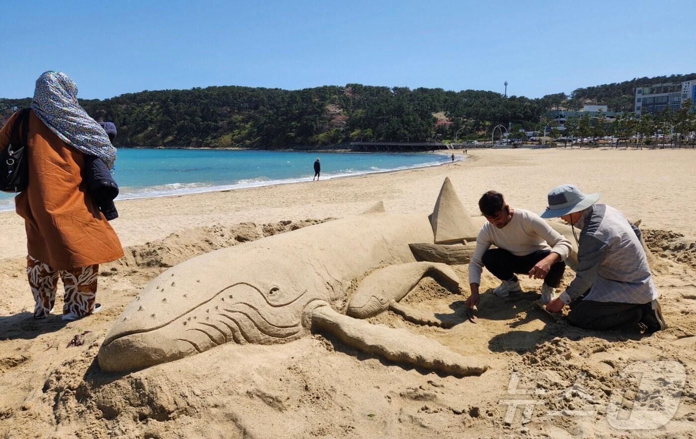 울산 동구 일산해수욕장 앞에 제작 중인 모래 조각 작품 &#39;고래 가족의 여행&#39; ⓒ 뉴스1
