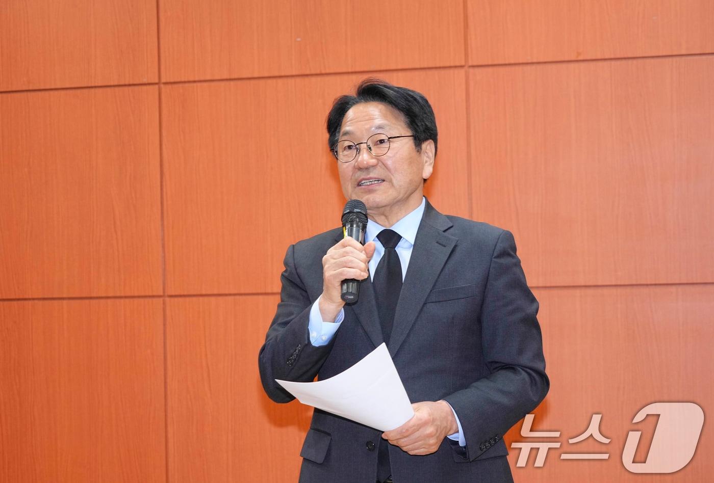 강기정 광주시장이 4일 오후 광주 북구 국립5‧18민주묘지 민주관에서 ‘광주시-공공기관 통합 긴급 현장 간부회의’를 주재하고 있다. (광주시 제공. 재판매 및 DB 금지) 2025.4.4/뉴스1 ⓒ News1 박준배 기자