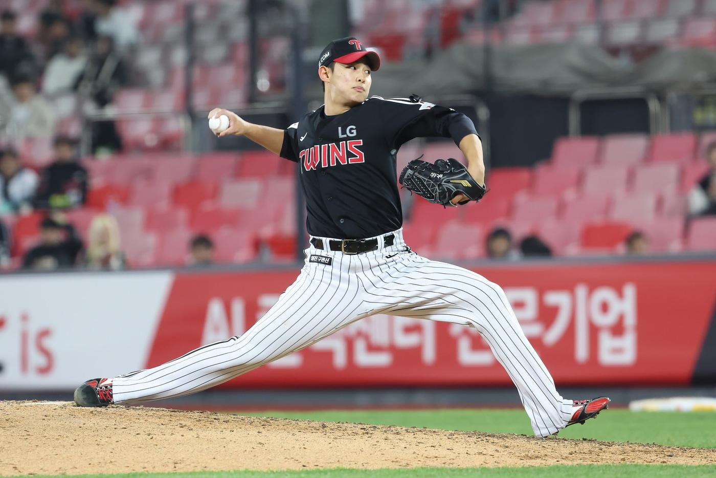 LG 트윈스 투수 김영우가 2일 열린 2025 KBO리그 수원 KT 위즈전에서 7회말 구원 등판해 역투하고 있다. &#40;LG 트윈스 제공&#41;