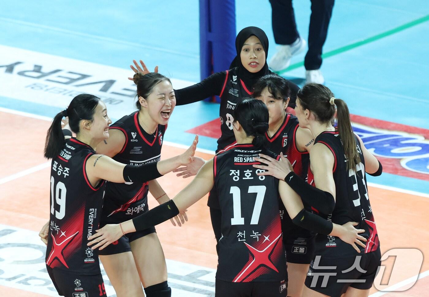 여자배구 정관장이 흥국생명과의 챔피언결정전을 최종 5차전으로 끌고 갔다. 원래는 김연경에 모든 초점이 맞춰진 시리즈였는데, 이젠 분위기가 달라지고 있다. ⓒ News1 김영운 기자