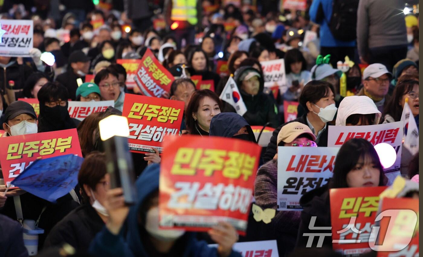 4일 저녁 서울 중구 시청역 인근에서 열린 촛불행동 집회 참석자들이 헌법재판소의 윤석열 전 대통령 탄핵 인용을 자축하는 문화제를 하고 있다. 2025.4.4/뉴스1 ⓒ News1 장수영 기자