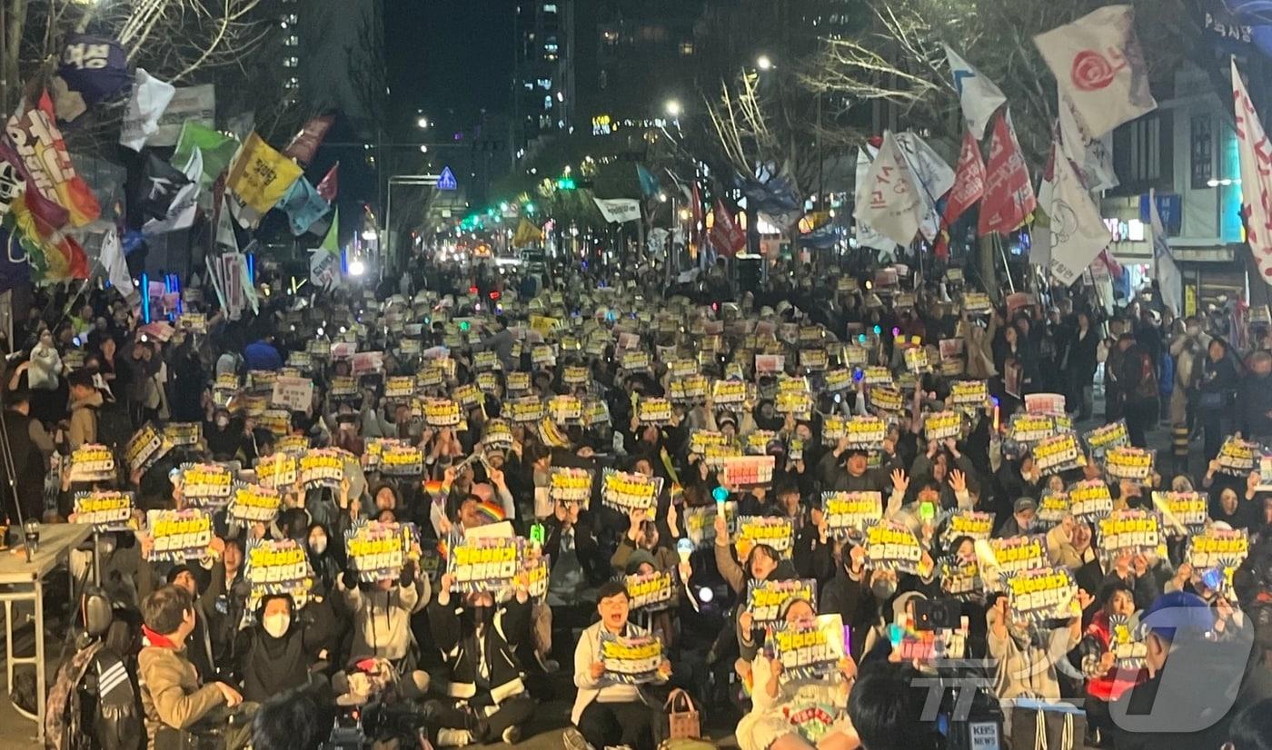 윤석열 대통령이 파면된 4일 오후 부산 부산진구 서면에서 부산시민 축하대회가 진행되고 있다.2025.4.4/뉴스1 ⓒ News1 장광일 기자