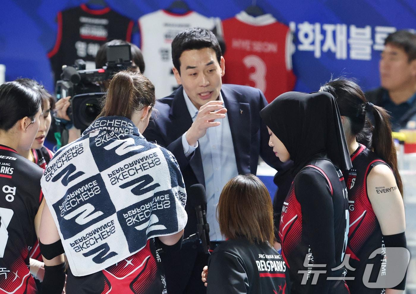 4일 오후 대전 중구 충무실내체육관에서 열린 프로배구 &#39;2024-2025 도드람 V리그&#39; 여자부 챔피언결정전 3차전, 정관장과 흥국생명의 경기에서 정관장 고희진 감독이 작전 지시를 하고 있다. 2025.4.4/뉴스1 ⓒ News1 김영운 기자