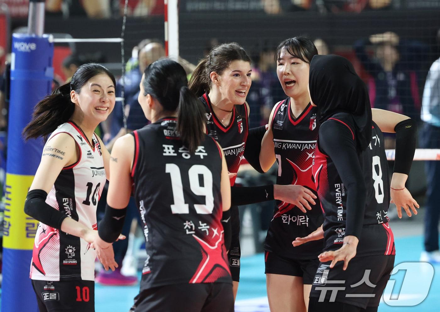 4일 오후 대전 중구 충무실내체육관에서 열린 프로배구 &#39;2024-2025 도드람 V리그&#39; 여자부 챔피언결정전 3차전, 정관장과 흥국생명의 경기에서 정관장 선수들이 득점에 성공한 뒤 기뻐하고 있다. 2025.4.4/뉴스1 ⓒ News1 김영운 기자