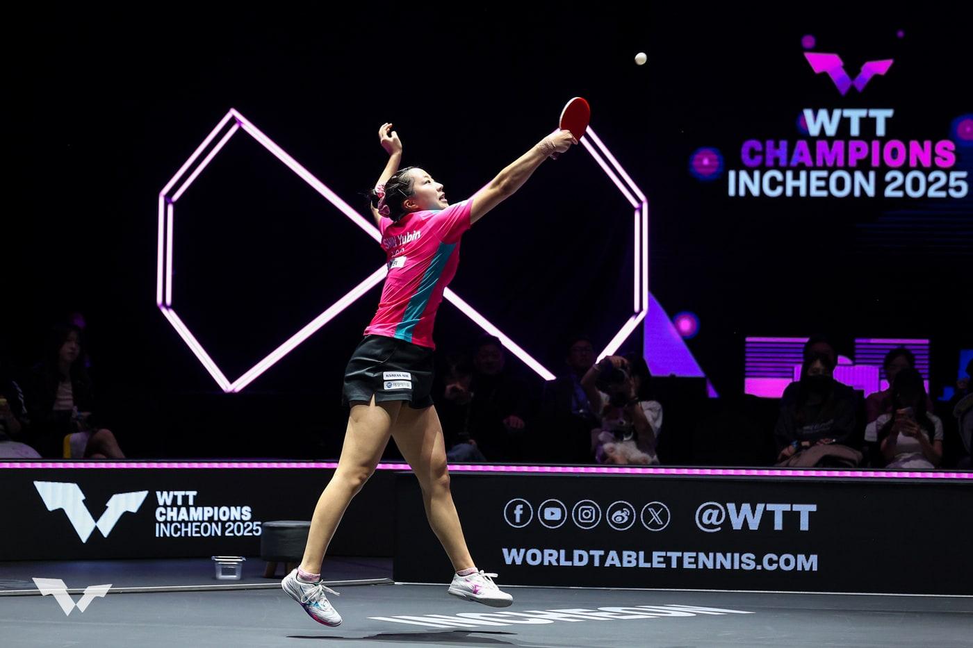 WTT 챔피언스 인천에서 공을 받아내고 있는 신유빈(대한탁구협회 제공) 