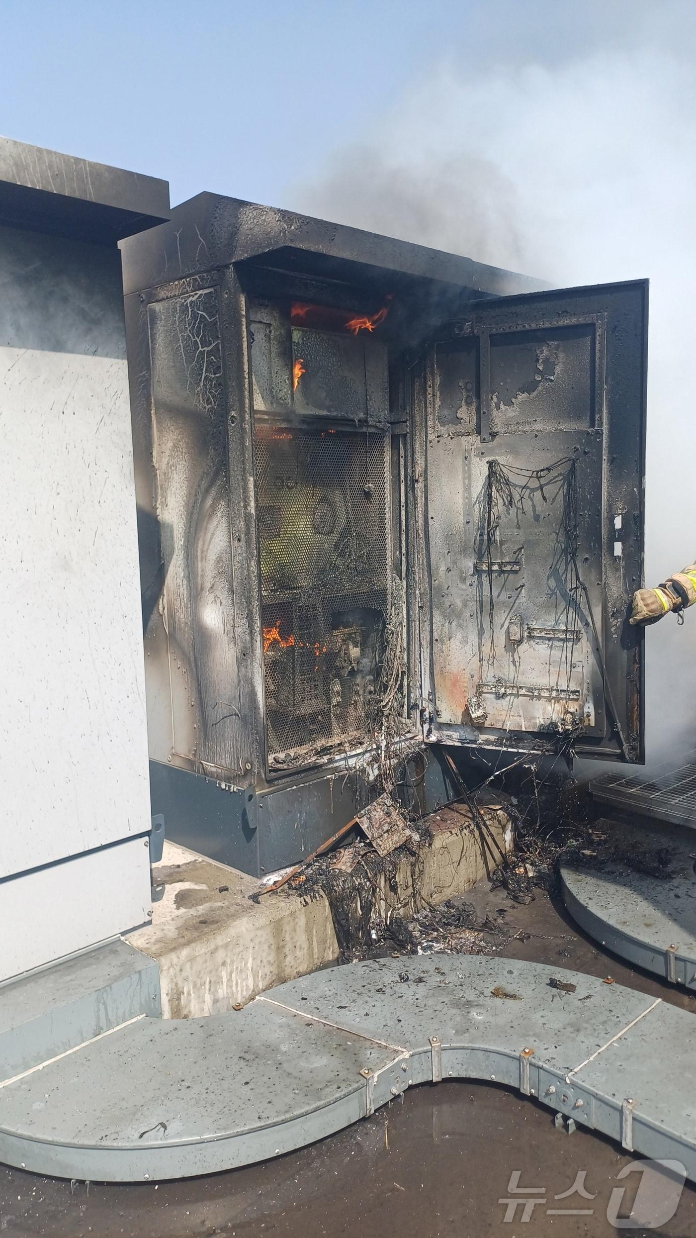 본문 이미지 - 4일 오후 1시 53분께 태안 이원면 포지리의 태양광 발전시설에서 불이나 1시간여 만인 오후 2시 53분께 진화됐다. (태안소방서 제공. 재판매 및 DB금지) /뉴스1