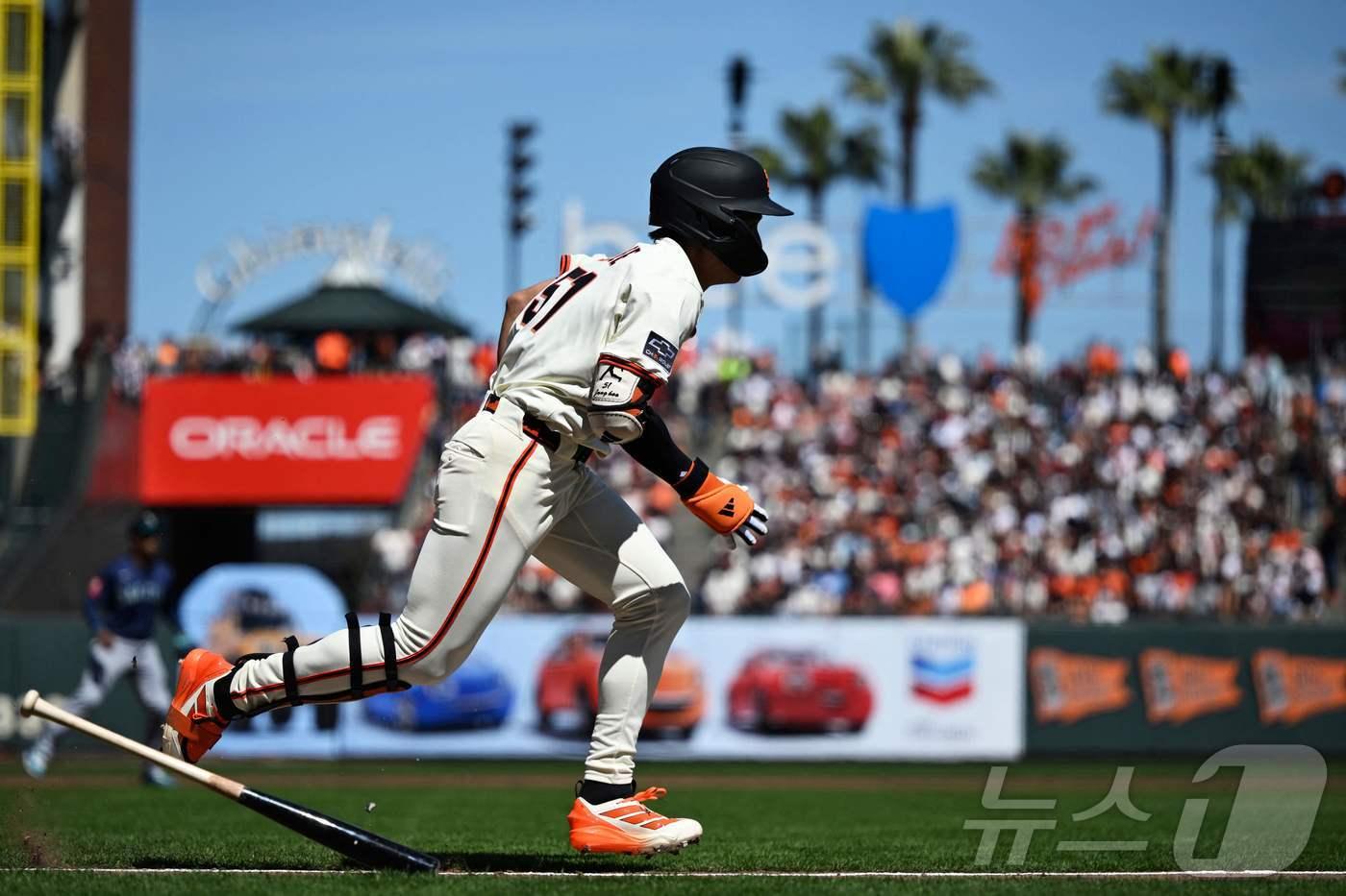 샌프란시스코 자이언츠 이정후가 5일(한국시간) 열린 시애틀 매리너스와의 2025 메이저리그 홈 경기에서 5경기 연속 안타를 기록했다. ⓒ AFP=뉴스1