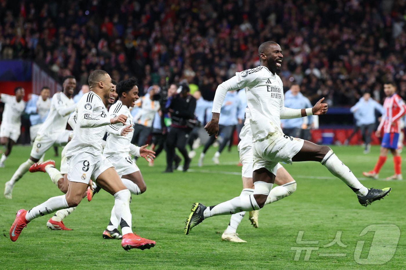 아틀레티코 마드리드와 UEFA 챔피언스리그 16강 2차전 승리 후 상대팀 팬을 도발, UEFA 징계를 받은 레알 마드리드 안토니오 뤼디거(오른쪽)와 킬리언 음바페(왼쪽)ⓒ AFP=뉴스1