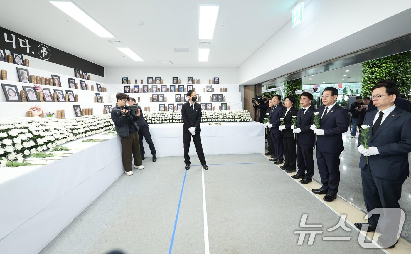 12.29제주항공 여객기 참사 100일 추모제가 5일 전남 무안공항에서 열린가운데 내빈들이 헌화하고 있다. 2025.4.5/뉴스1 ⓒ News1 김태성 기자