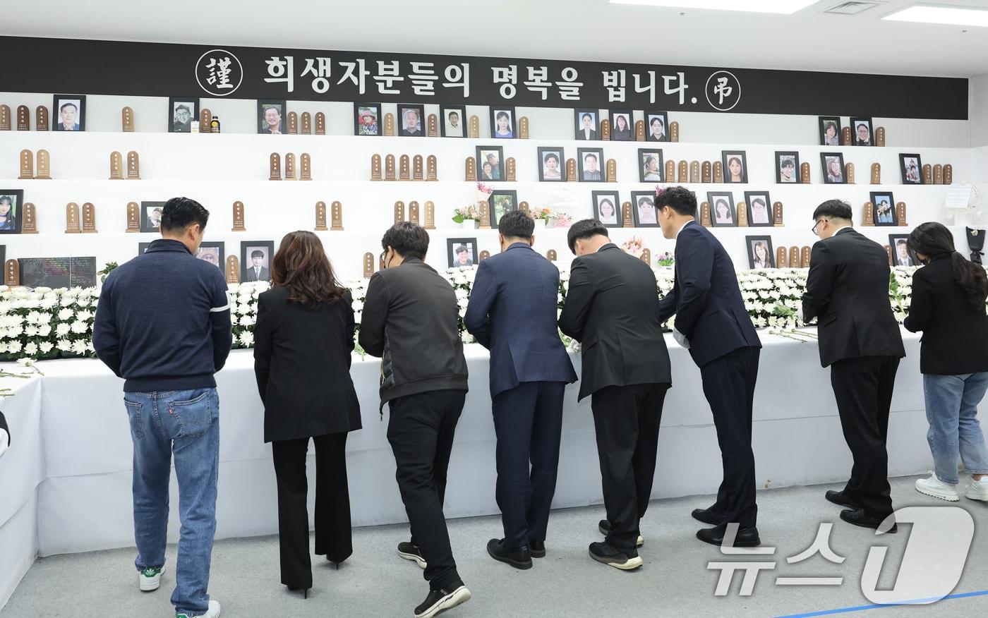 5일 오전 전남 무안국제공항에서 열린 12·29 제주항공 여객기 참사 희생자 100일 추모제에서 유가족들이 헌화하고 있다. 2025.4.5/뉴스1 ⓒ News1 김태성 기자