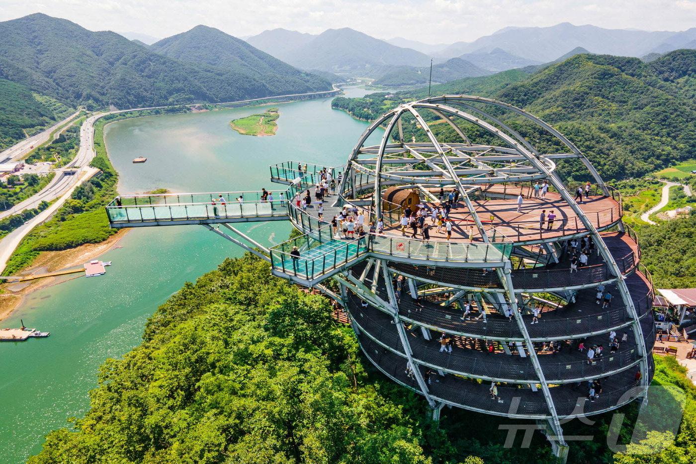 관광객으로 가득한 단양 만천하스카이워크.&#40;단양군 제공. 재판매 및 DB금지&#41;/뉴스1 