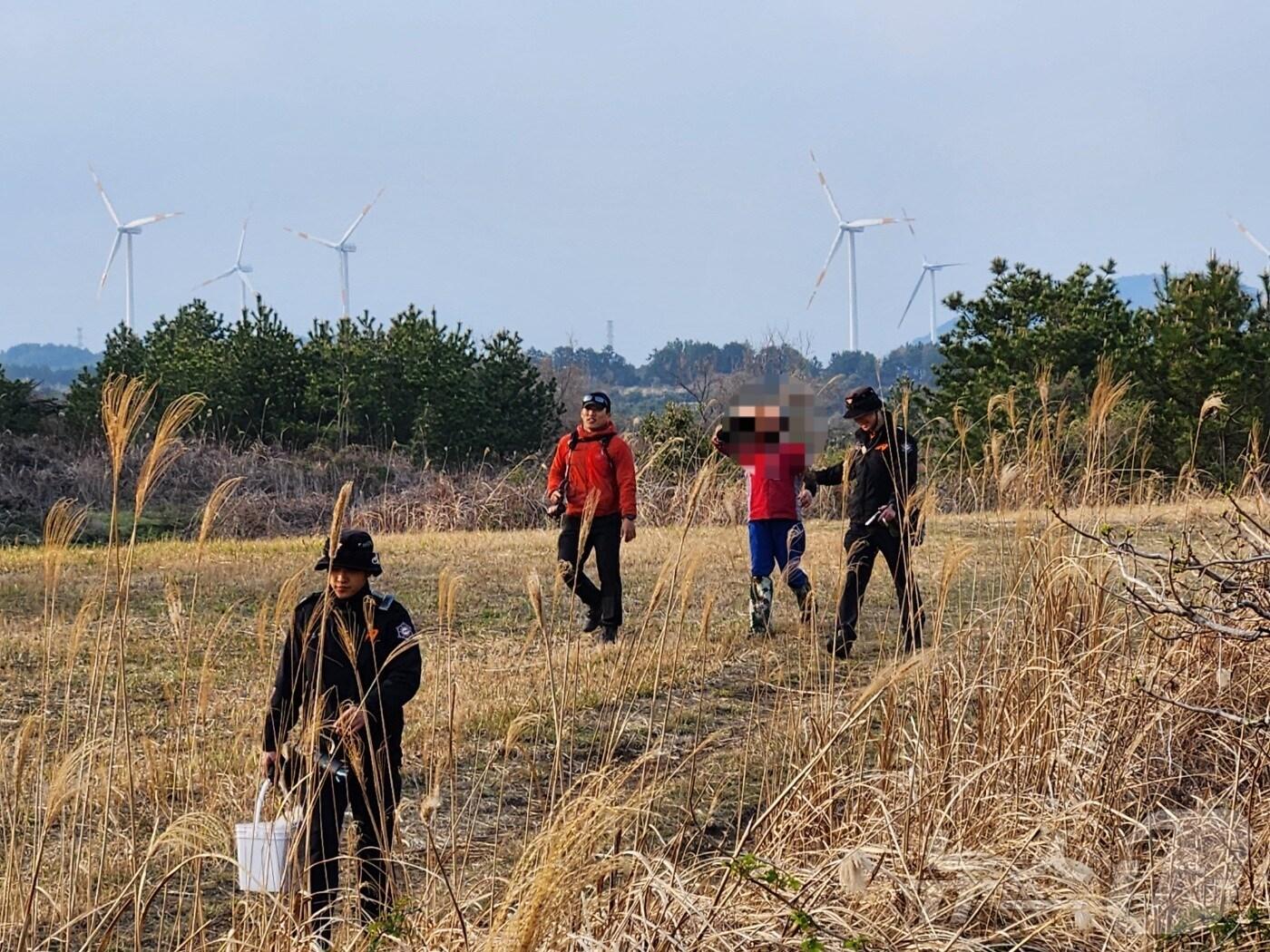 본문 이미지 - 지난 4일 오후 서귀포시 난산리에서 소방대원들이 고사리를 꺾다 실종된 60대 여성 A 씨를 구조하고 있다.(제주소방안전본부 제공. 재판매 및 DB 금지)