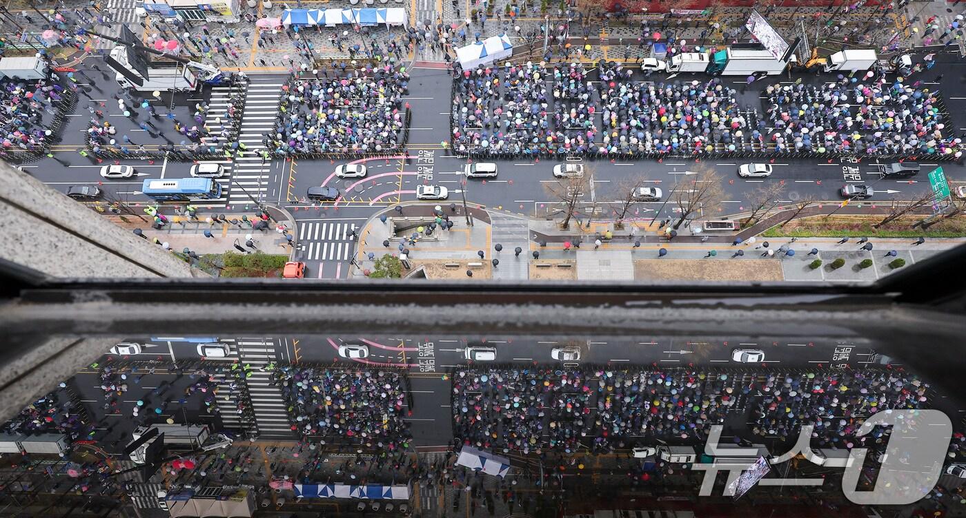 헌법재판소의 윤석열 전 대통령에 대한 파면 선고 이후 첫 주말인 5일 서울 종로구 동화면세점 앞에서 윤석열 전 대통령 지지자들과 자유통일당 등 보수단체 회원들이 탄핵 무효를 촉구하며 구호를 외치고 있다. 2025.4.5/뉴스1 ⓒ News1 김성진 기자