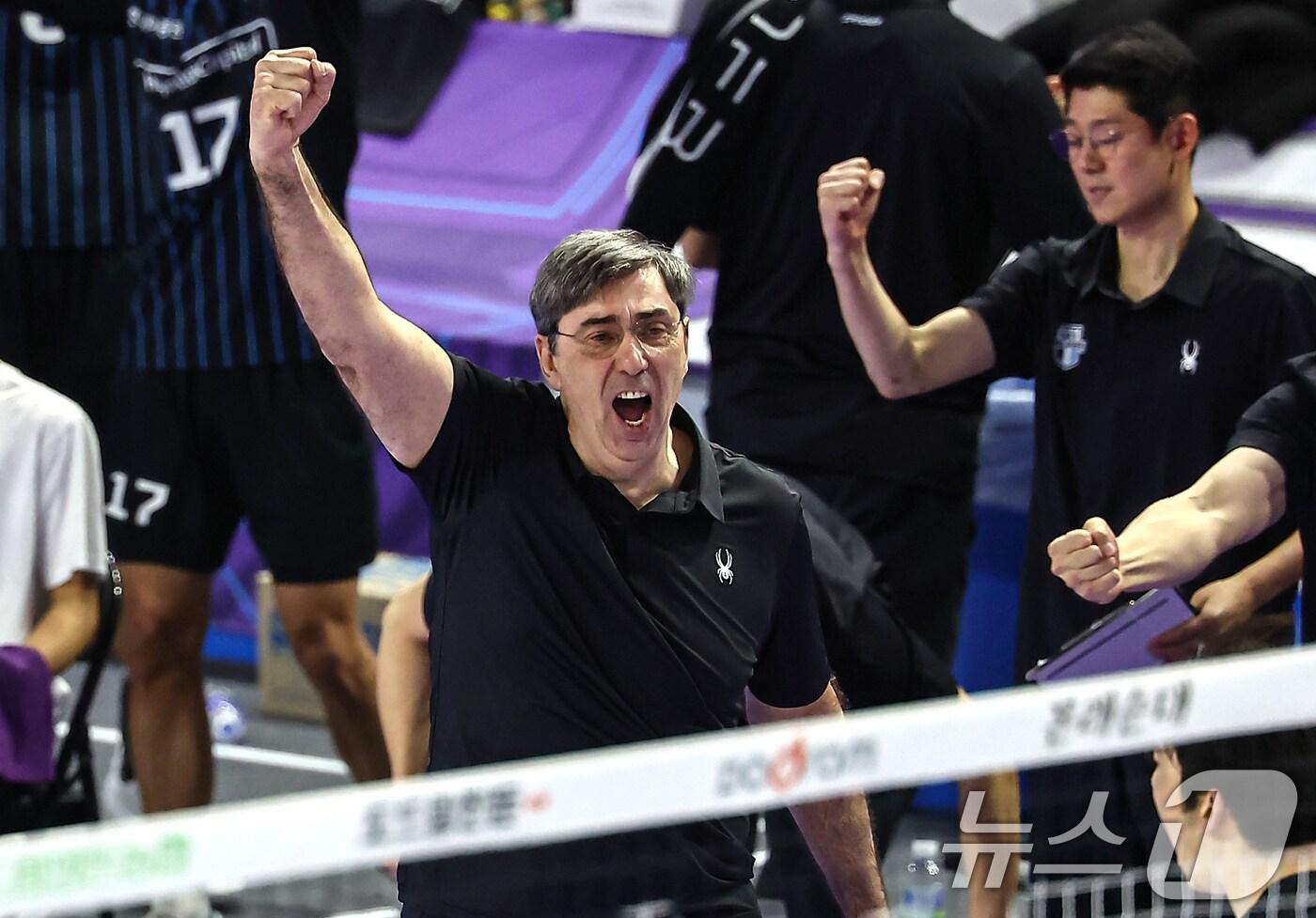 5일 인천 계양체육관에서 열린 프로배구 &#39;2024-2025 도드람 V리그&#39; 남자부 챔피언결정전 3차전 현대캐피탈과 대한항공의 경기, 현대캐피탈 필립 블랑 감독이 공격에 성공하자 기뻐하고 있다. 2025.4.5/뉴스1 ⓒ News1 김도우 기자