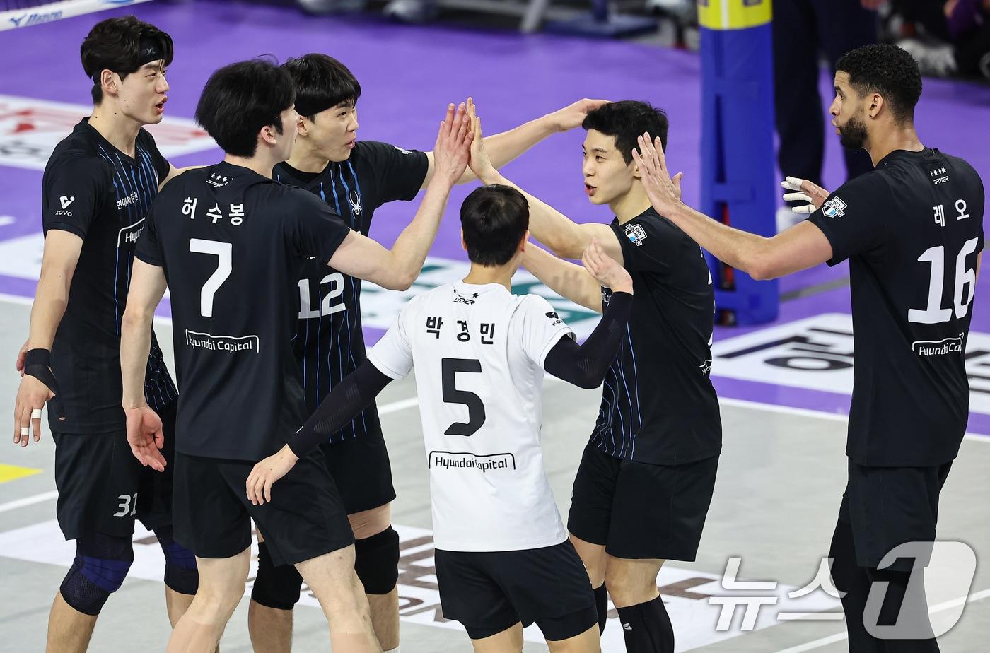 5일 인천 계양체육관에서 열린 프로배구 &#39;2024-2025 도드람 V리그&#39; 남자부 챔피언결정전 3차전 현대캐피탈과 대한항공의 경기, 현대캐피탈 선수들이 공격 성공 후 기뻐하고 있다. 2025.4.5/뉴스1 ⓒ News1 김도우 기자