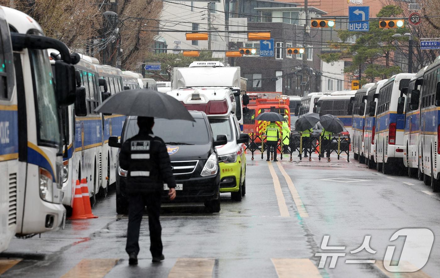헌법재판소의 윤석열 전 대통령에 대한 파면 선고가 하루 지난 5일 서울 종로구 헌법재판소 인근에서 경찰 인력이 경계근무를 서고 있다. 2025.4.5/뉴스1 ⓒ News1 이동해 기자