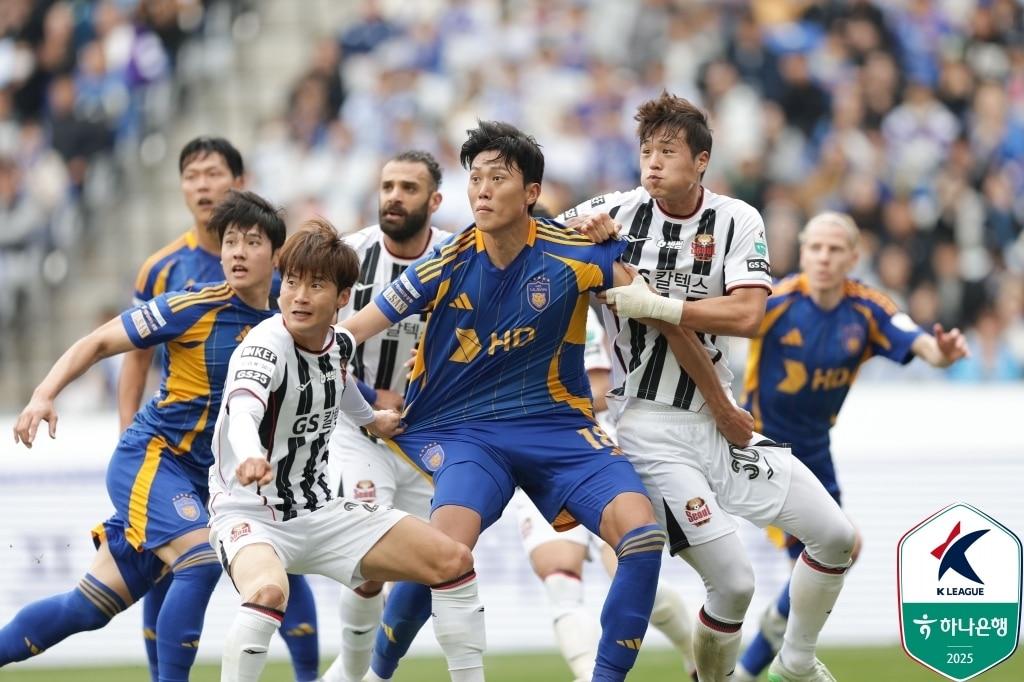본문 이미지 - 울산 HD와 FC서울이 5일 맞대결에서 0-0으로 비겼다. &#40;한국프로축구연맹 제공&#41;