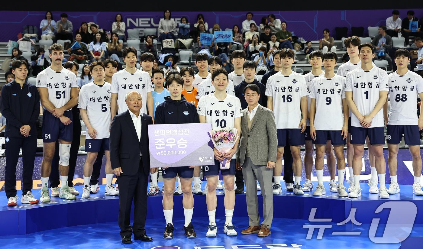 5일 인천 계양체육관에서 열린 프로배구 &#39;2024-2025 도드람 V리그&#39; 남자부 챔피언결정전 3차전 현대캐피탈과 대한항공의 경기, 대한항공 선수들이 세트스코어 3대1로 패하며 준우승을 차지한 뒤 상금을 받고 기념촬영을 하고 있다. 2025.4.5/뉴스1 ⓒ News1 김도우 기자