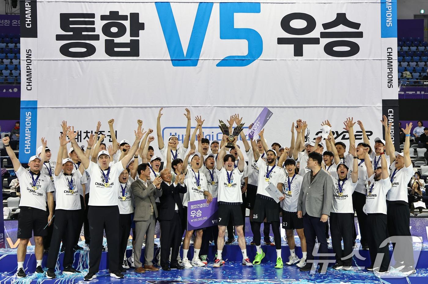 지난 시즌 남자 프로배구 정상에 오른 현대캐피탈./뉴스1 ⓒ News1 김도우 기자