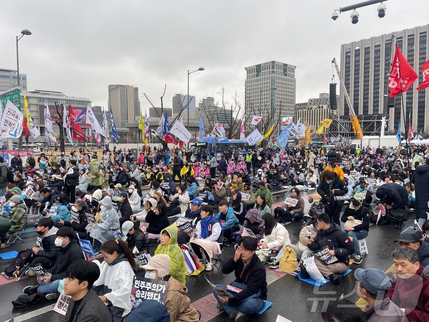 본문 이미지 - 5일 오후 서울 종로구 광화문 일대 윤석열 전 대통령 파면을 기념하기 위해 모인 시민들 20250405/뉴스1 ⓒ News1 임여익 기자