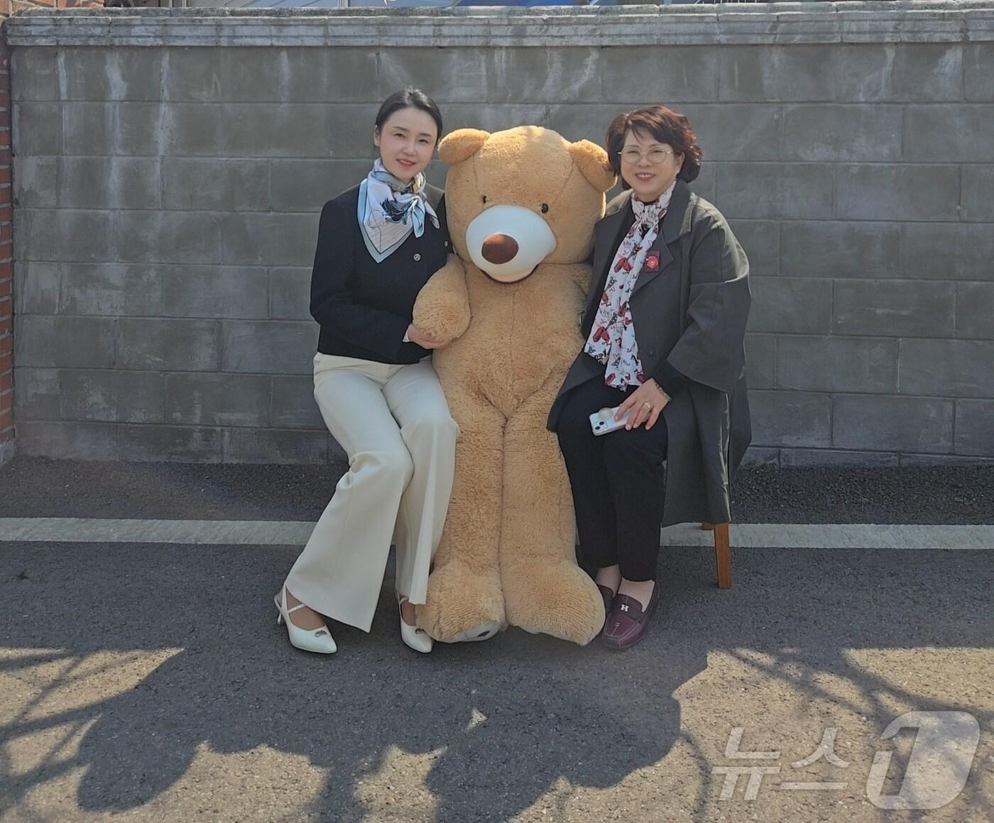 본문 이미지 - 동두천의료사회복지재단 관계자들이 기증한 벤치에서 기념촬영한 모습. (동두천의료사회복지재단 제공. 재판매 및 DB 금지) 2025.4.5/뉴스1