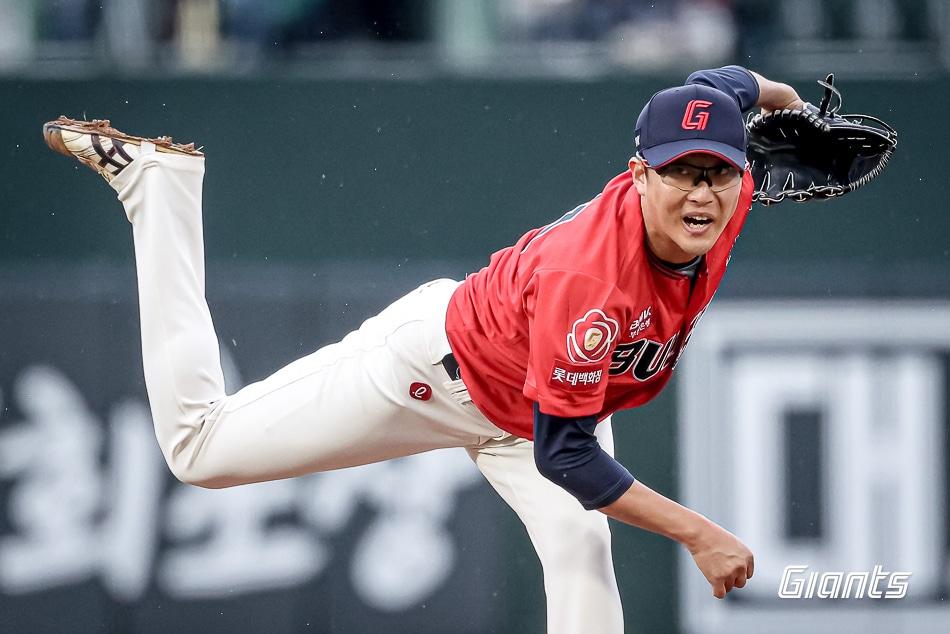 본문 이미지 - 롯데 자이언츠 투수 박세웅이 5일 부산 사직구장에서 열린 2025 KBO리그 두산 베어스전에서 선발 등판해 7이닝 무실점 호투를 펼쳤다. (롯데 자이언츠 제공)
