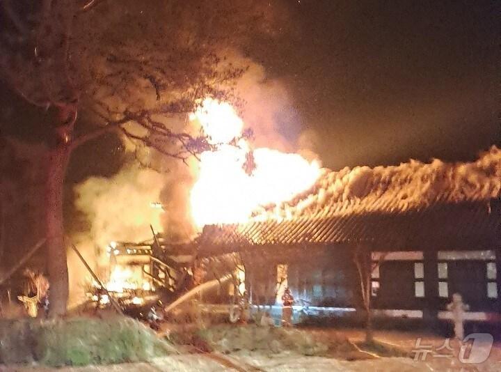 본문 이미지 - 불이 난 전북자치도 남원시 사매면 호성사 대웅전&#40;전북자치도소방본부 제공. 재판매 및 DB금지&#41;