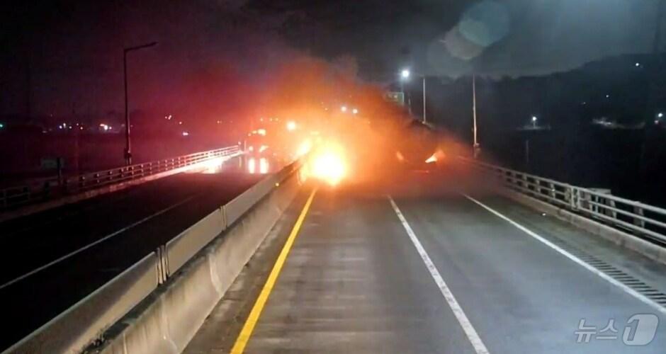 본문 이미지 - 화재 현장. (경기도소방재난본부 제공. 재판매 및 DB 금지) 2025.4.5/뉴스1