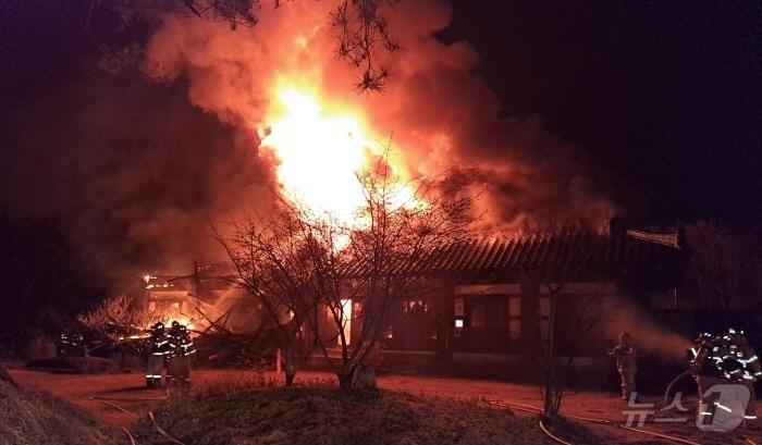 본문 이미지 - 5일 오후 9시 38분께 전북자치도 남원시 사매면의 호성사 대웅전에서 불이 났다.&#40;전북소방 제공. 재판매 및 DB금지&#41; 