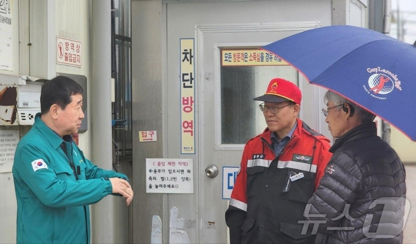 이재영 충북 증평군수가 지난 5일 거점소독소를 찾아 현장을 점검한 뒤 농장주 등에게 방역 강화와 철저한 대비를 당부하고 있다.(증평군 제공)/뉴스1.