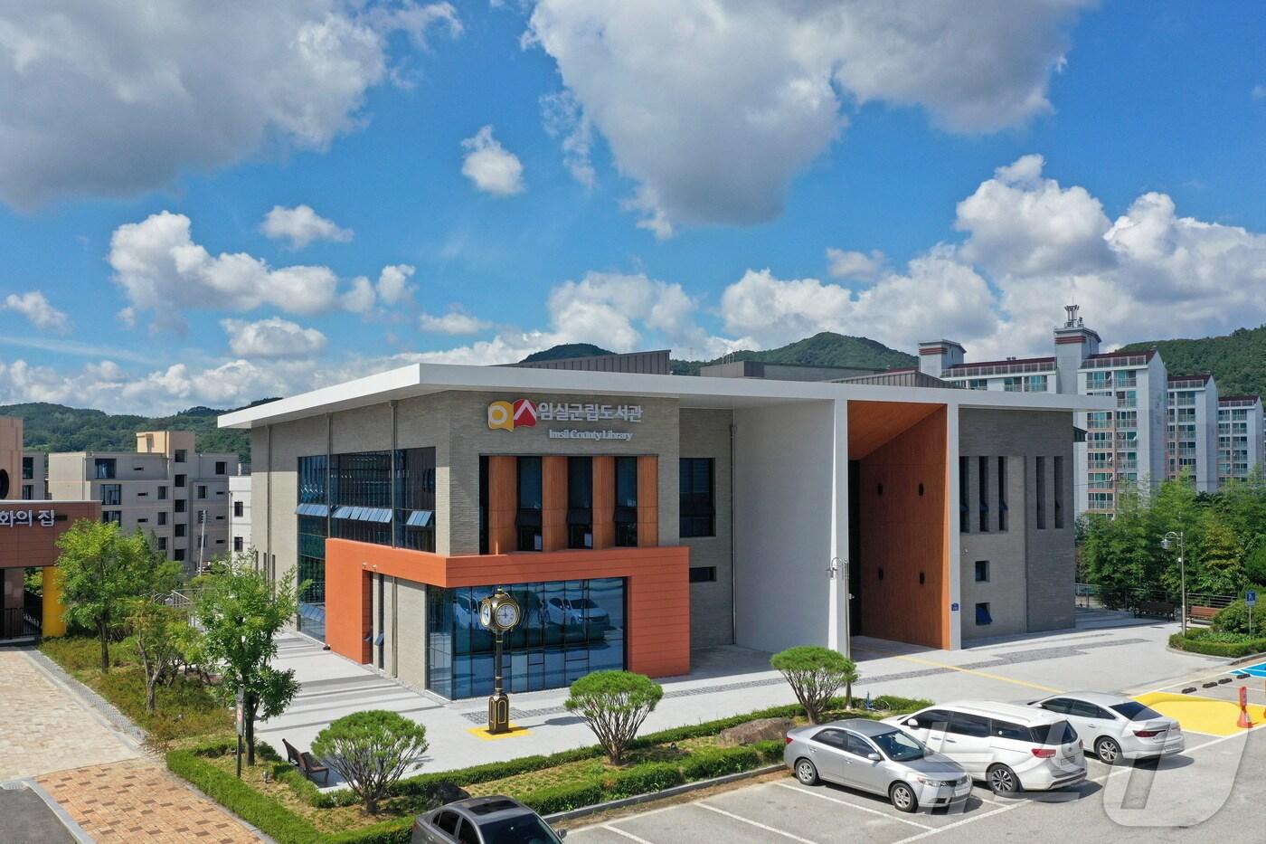 본문 이미지 - 전북자치도 임실군립도서관이 다양한 독서와 문화 프로그램을 즐길 수 있는 복합문화공간으로 제 역할을 톡톡히 해내고 있다.(임실군제공. 재판매 및 DB금지)2025.4.6/뉴스1