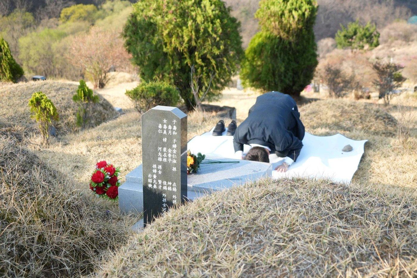 개혁신당 대선후보로 선출된 이준석 의원이 6일 경북 칠곡군 청구공원묘지 조부모님 산소에 성묘를 하는 모습 (이준석 소통 애플리케이션 '준스톡' 제공)