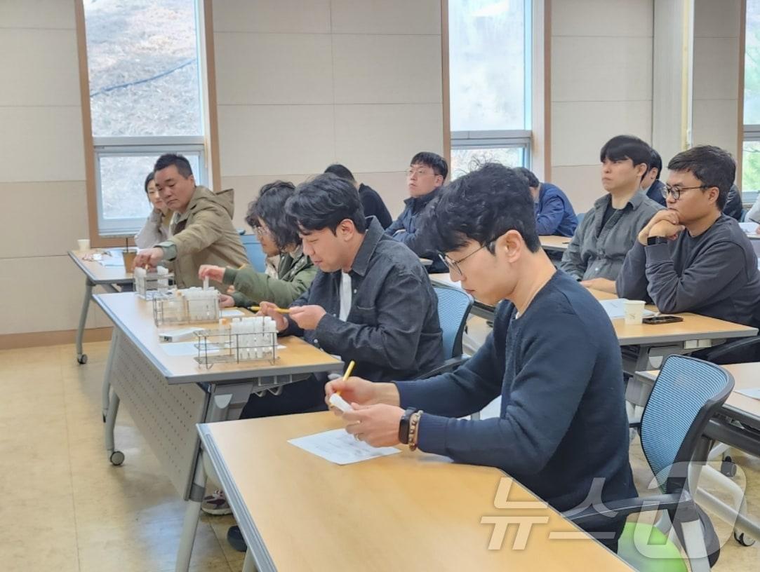 본문 이미지 - 경북 산불 피해 5개 시·군 공무원들이 악취 및 대기지도점검 담당자 교육을 받고 있다.(경북도 제공. 재판매 및 DB 금지)
