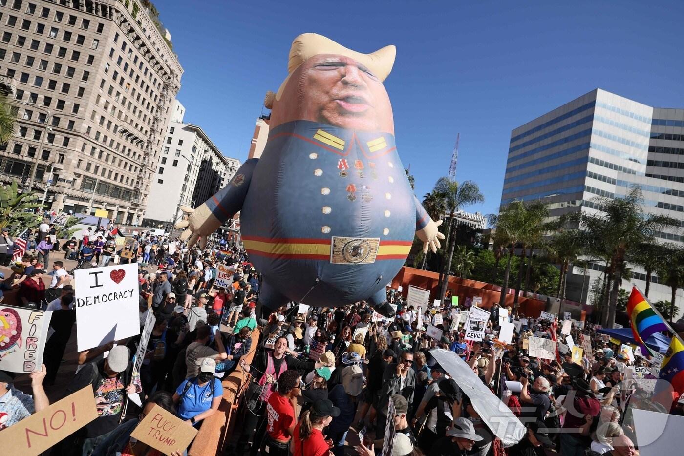 5일(현지시간) 도널드 트럼프 미국 대통령의 일방주의적 국정 운영에 반대하는 시위가 로스앤젤레스 도심에서 열리고 있다. ⓒ AFP=뉴스1